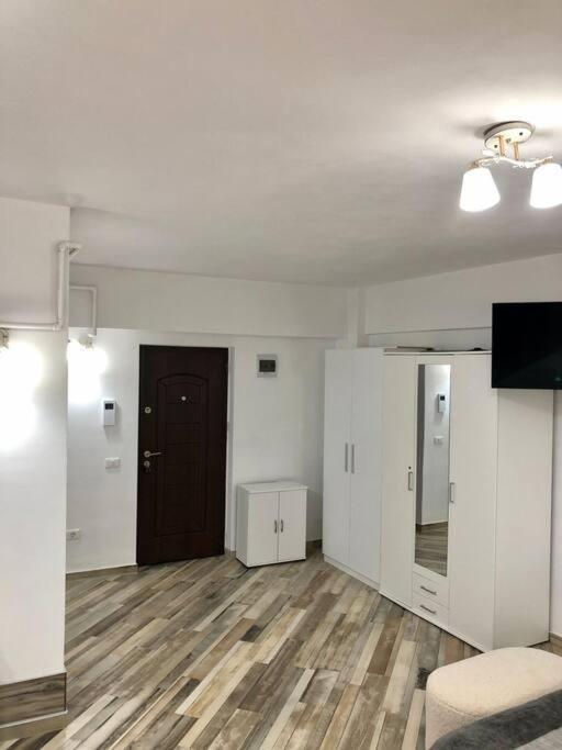 Garsoniera- Bulevard Dem Radulescu Râmnicu Vâlcea エクステリア 写真